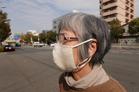 有毒ガスを吸着するシルク１００％のマスクを着用