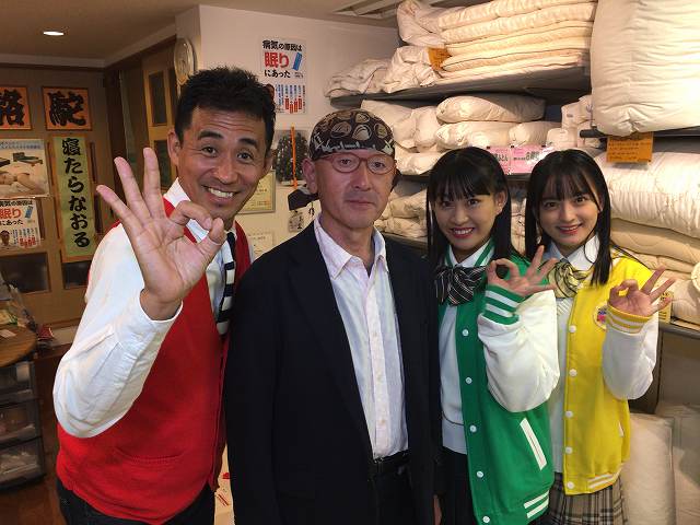 石田靖さん、たこやきレインボーの根岸可蓮さん、清井咲希さんと記念撮影をするふとん屋のおっちゃん