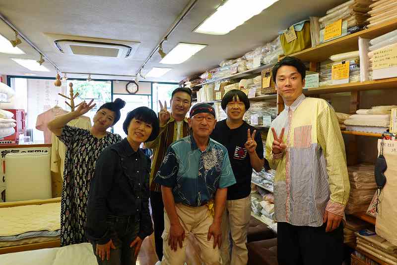 磯野貴理子さん、蛍原徹さん、馬場園梓さん、かまいたちさんと一緒に写真を撮るふとん屋のおっちゃん