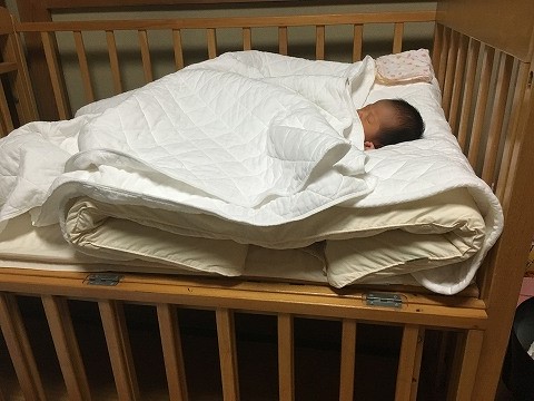 パシーマでぐっすり眠る生後数日の赤ちゃん